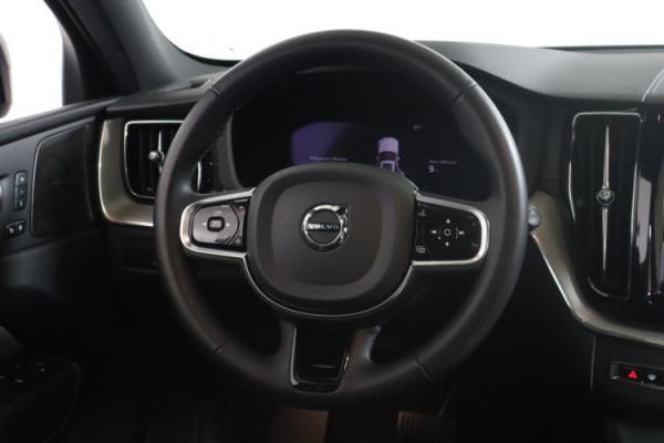 Esittelykuva VOLVO XC60 lataushybridiautosta.