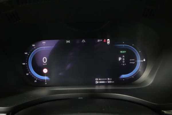 Esittelykuva VOLVO XC60 lataushybridiautosta.