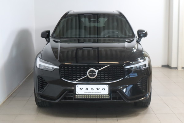 Esittelykuva VOLVO XC60 lataushybridiautosta.