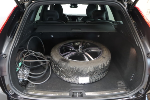 Esittelykuva VOLVO XC60 lataushybridiautosta.