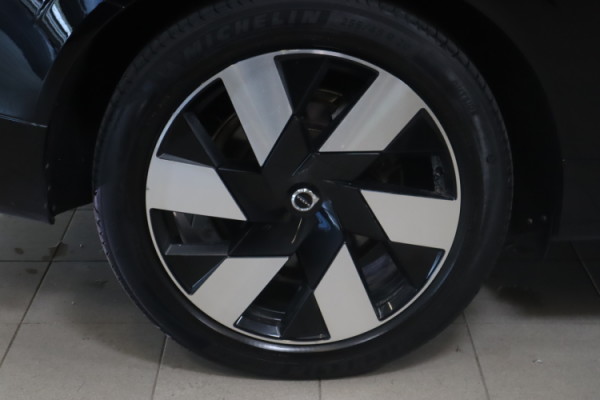 Esittelykuva VOLVO XC60 lataushybridiautosta.