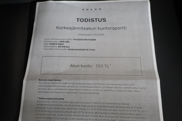 Esittelykuva VOLVO XC60 lataushybridiautosta.