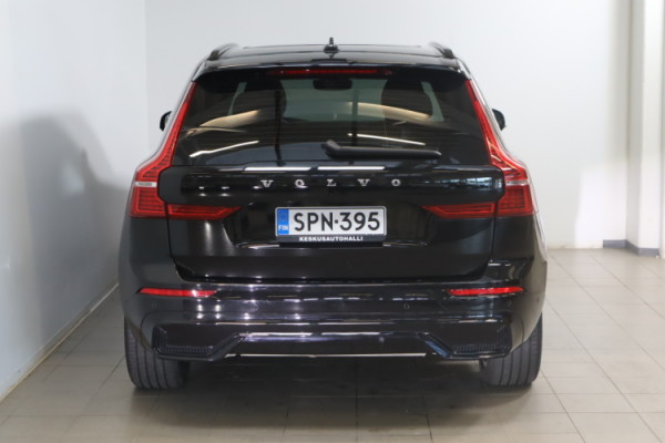 Esittelykuva VOLVO XC60 lataushybridiautosta.