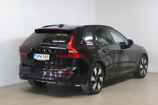 Esittelykuva VOLVO XC60 lataushybridiautosta.
