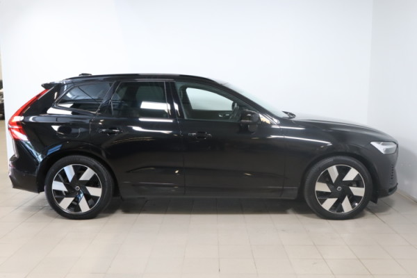 Esittelykuva VOLVO XC60 lataushybridiautosta.