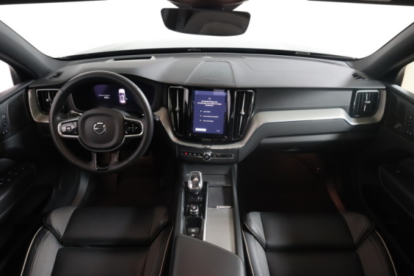 Esittelykuva VOLVO XC60 lataushybridiautosta.