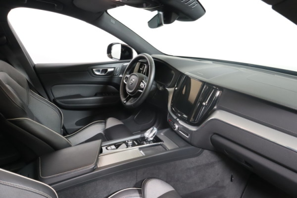 Esittelykuva VOLVO XC60 lataushybridiautosta.