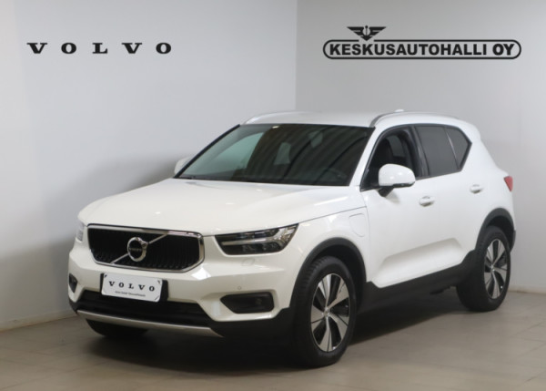 Esittelykuva VOLVO XC40 lataushybridiautosta.