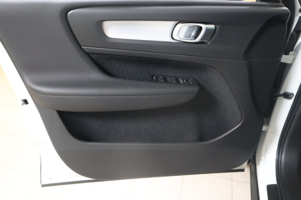 Esittelykuva VOLVO XC40 lataushybridiautosta.