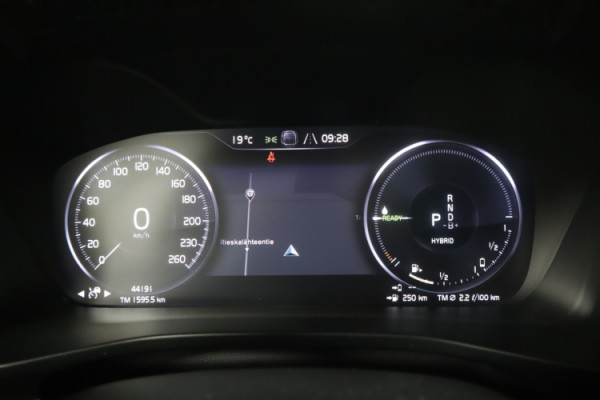 Esittelykuva VOLVO XC40 lataushybridiautosta.