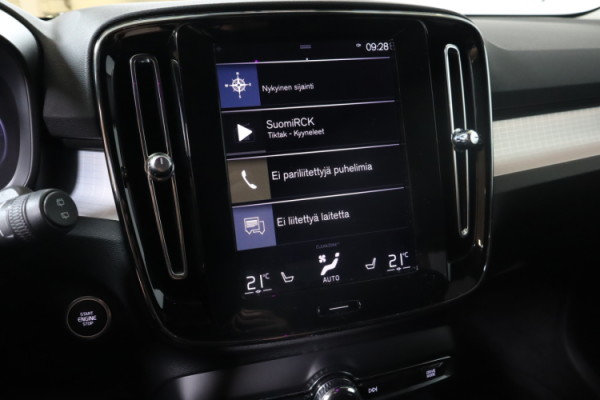 Esittelykuva VOLVO XC40 lataushybridiautosta.