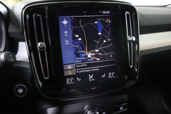 Esittelykuva VOLVO XC40 lataushybridiautosta.