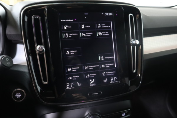Esittelykuva VOLVO XC40 lataushybridiautosta.