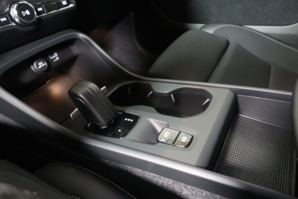 Esittelykuva VOLVO XC40 lataushybridiautosta.