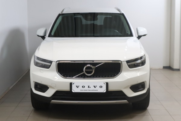 Esittelykuva VOLVO XC40 lataushybridiautosta.
