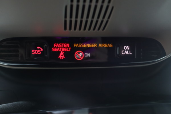 Esittelykuva VOLVO XC40 lataushybridiautosta.