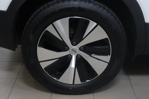 Esittelykuva VOLVO XC40 lataushybridiautosta.