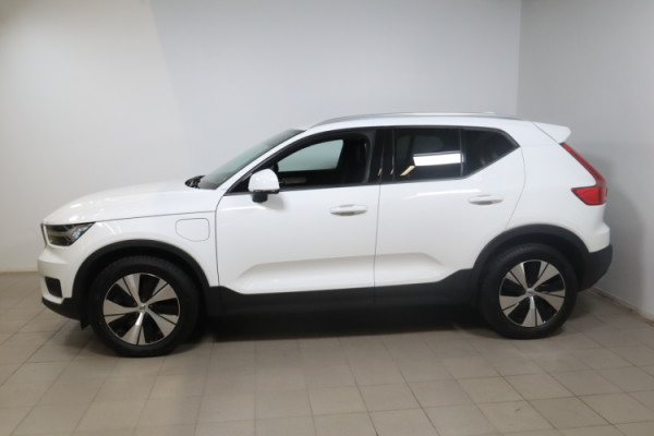 Esittelykuva VOLVO XC40 lataushybridiautosta.