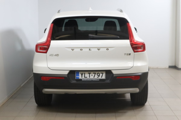 Esittelykuva VOLVO XC40 lataushybridiautosta.