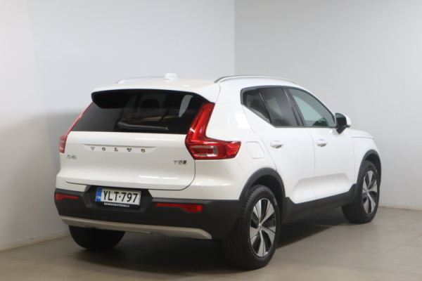 Esittelykuva VOLVO XC40 lataushybridiautosta.