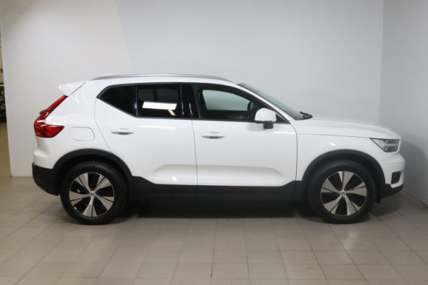 Esittelykuva VOLVO XC40 lataushybridiautosta.