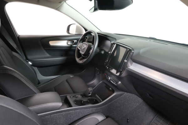 Esittelykuva VOLVO XC40 lataushybridiautosta.