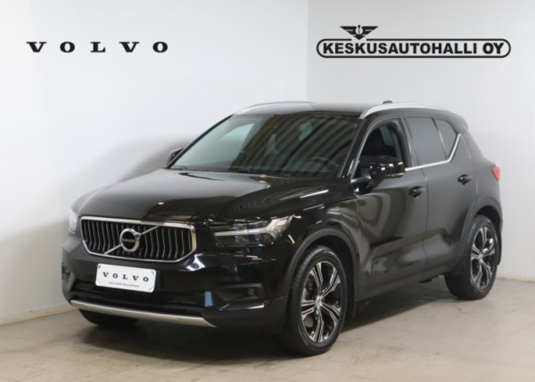 Esittelykuva VOLVO XC40 lataushybridiautosta.