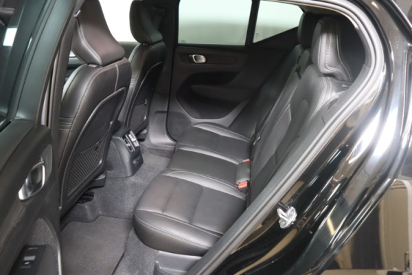 Esittelykuva VOLVO XC40 lataushybridiautosta.