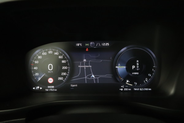 Esittelykuva VOLVO XC40 lataushybridiautosta.