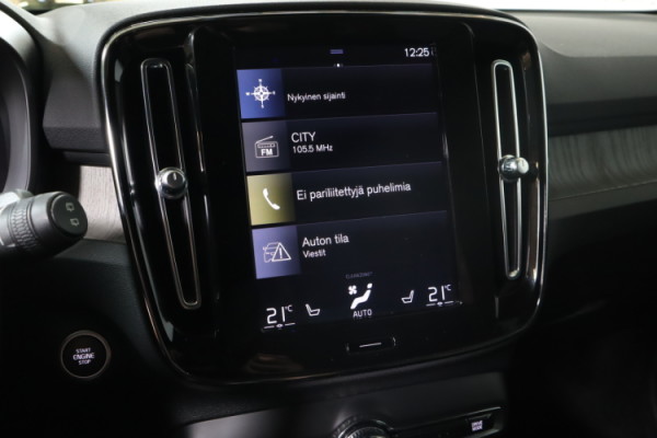 Esittelykuva VOLVO XC40 lataushybridiautosta.