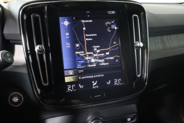 Esittelykuva VOLVO XC40 lataushybridiautosta.
