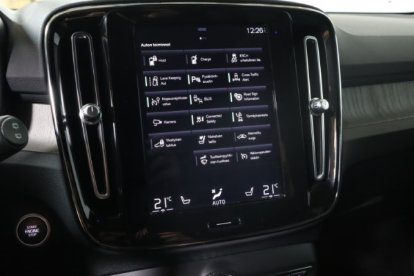 Esittelykuva VOLVO XC40 lataushybridiautosta.