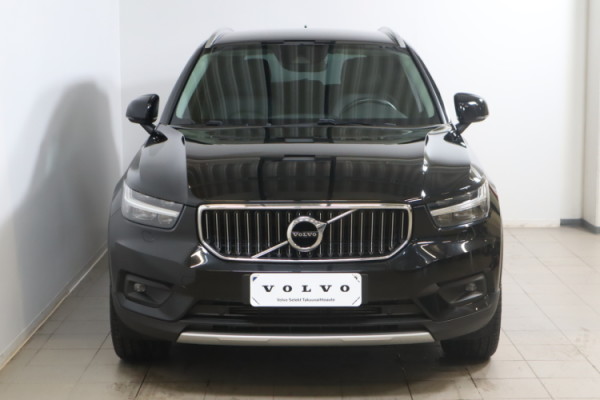 Esittelykuva VOLVO XC40 lataushybridiautosta.