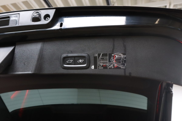 Esittelykuva VOLVO XC40 lataushybridiautosta.