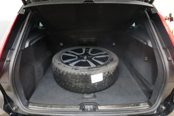 Esittelykuva VOLVO XC40 lataushybridiautosta.