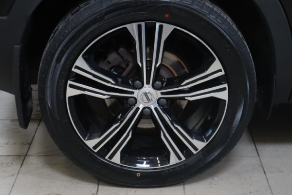Esittelykuva VOLVO XC40 lataushybridiautosta.