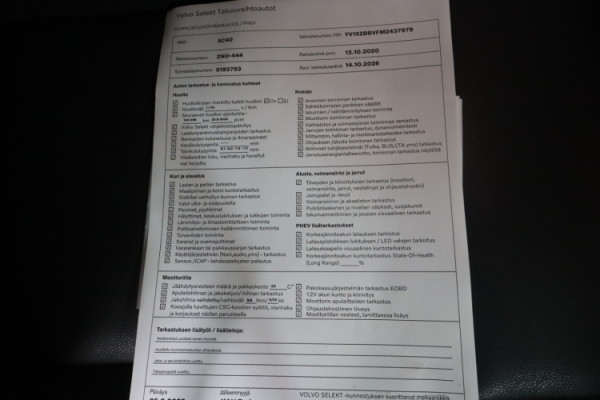Esittelykuva VOLVO XC40 lataushybridiautosta.