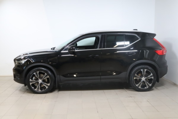 Esittelykuva VOLVO XC40 lataushybridiautosta.