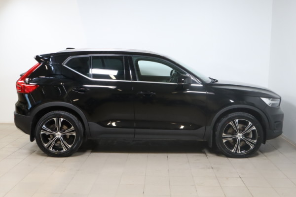 Esittelykuva VOLVO XC40 lataushybridiautosta.