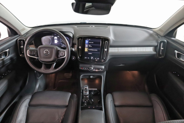 Esittelykuva VOLVO XC40 lataushybridiautosta.