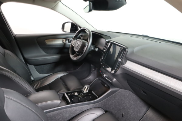 Esittelykuva VOLVO XC40 lataushybridiautosta.
