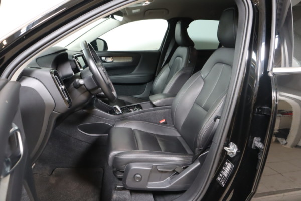 Esittelykuva VOLVO XC40 lataushybridiautosta.