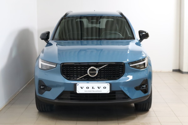 Esittelykuva VOLVO XC40 bensiiniautosta.