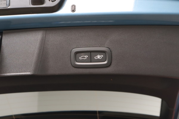 Esittelykuva VOLVO XC40 bensiiniautosta.