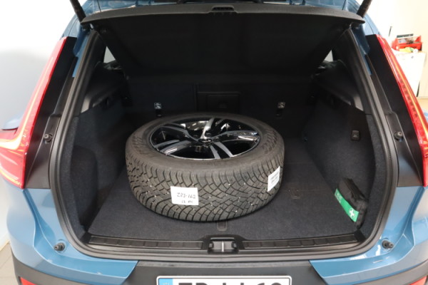 Esittelykuva VOLVO XC40 bensiiniautosta.