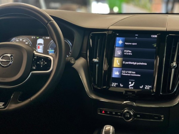 Esittelykuva VOLVO XC60 lataushybridiautosta.