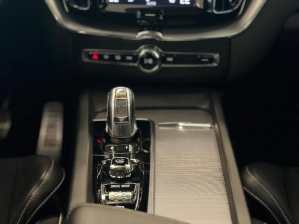 Esittelykuva VOLVO XC60 lataushybridiautosta.