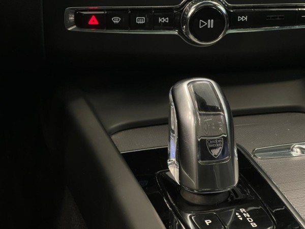 Esittelykuva VOLVO XC60 lataushybridiautosta.