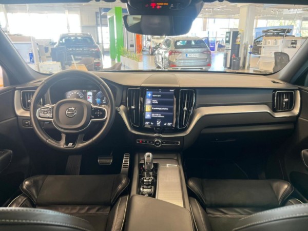 Esittelykuva VOLVO XC60 lataushybridiautosta.
