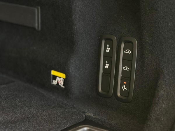 Esittelykuva VOLVO XC60 lataushybridiautosta.
